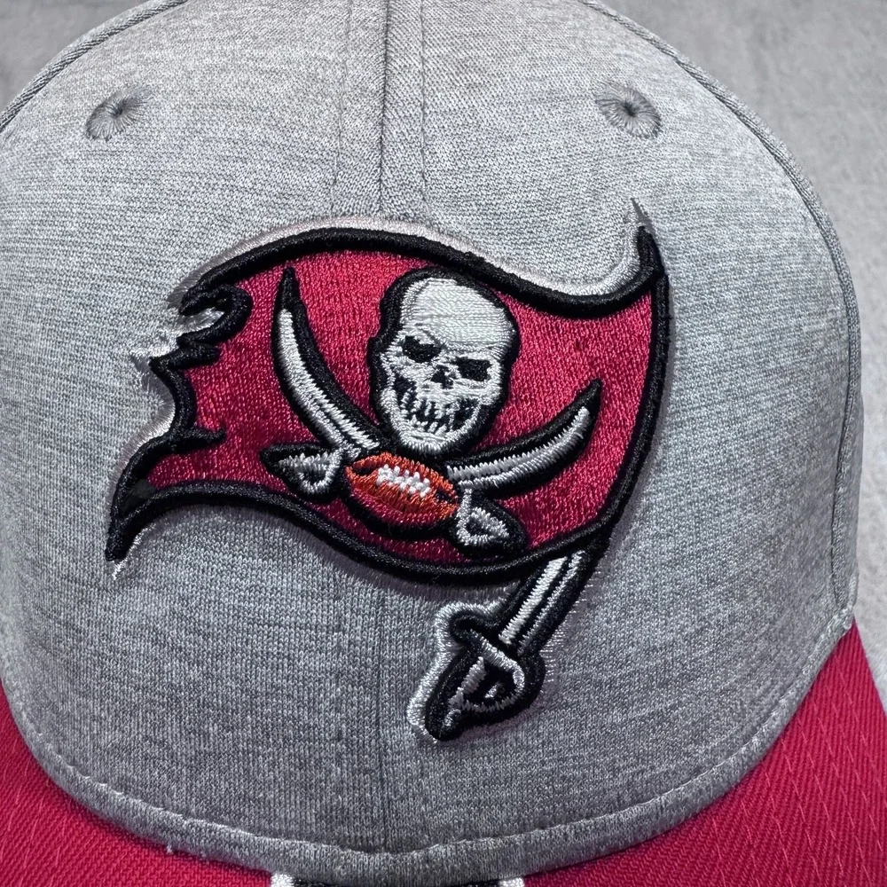 Tampa Bay Buccaneers Hat Cap‎ Fitted Mens Large/XL Gray Red NFL Football New Era